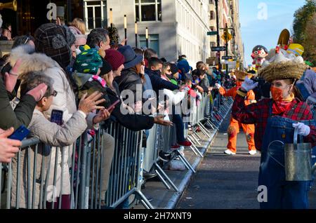Tausende nahmen an der jährlichen Macy's Thanksgiving Day Parade 95th in New York City am 25. November 2021 Teil. Stockfoto