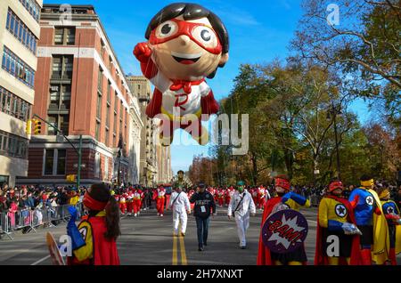 Tausende nahmen an der jährlichen Macy's Thanksgiving Day Parade 95th in New York City am 25. November 2021 Teil. Stockfoto