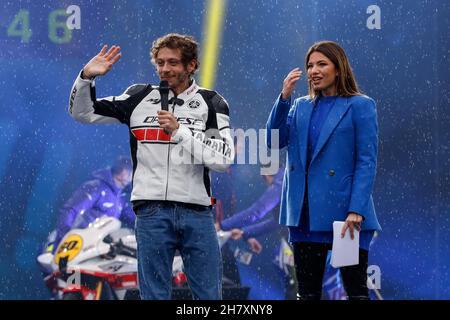 Mailand, Italien. 25th. November 2021. Valentino Rossi und Federica Masolin (Sky Sport) während einer weiteren Runde, Nachrichten in Mailand, Italien, November 25 2021 Quelle: Independent Photo Agency/Alamy Live News Stockfoto