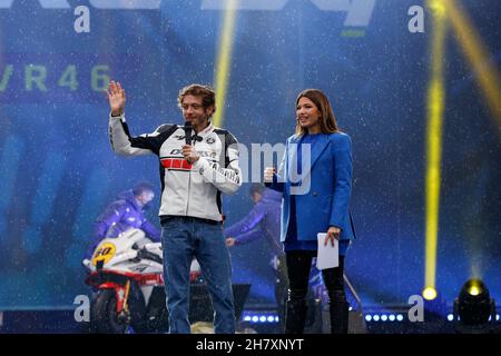 Mailand, Italien. 25th. November 2021. Valentino Rossi und Federica Masolin (Sky Sport) während einer weiteren Runde, Nachrichten in Mailand, Italien, November 25 2021 Quelle: Independent Photo Agency/Alamy Live News Stockfoto