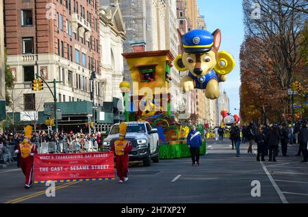 Tausende nahmen an der jährlichen Macy's Thanksgiving Day Parade 95th in New York City am 25. November 2021 Teil. Stockfoto