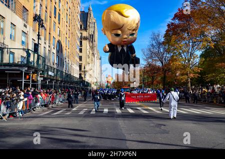 Tausende nahmen an der jährlichen Macy's Thanksgiving Day Parade 95th in New York City am 25. November 2021 Teil. Stockfoto