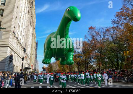 Tausende nahmen an der jährlichen Macy's Thanksgiving Day Parade 95th in New York City am 25. November 2021 Teil. Stockfoto