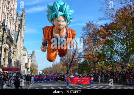 Tausende nahmen an der jährlichen Macy's Thanksgiving Day Parade 95th in New York City am 25. November 2021 Teil. Stockfoto