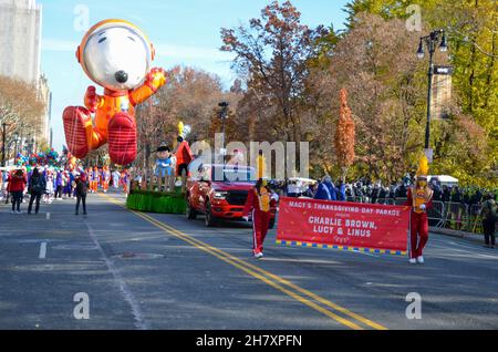 Tausende nahmen an der jährlichen Macy's Thanksgiving Day Parade 95th in New York City am 25. November 2021 Teil. Stockfoto