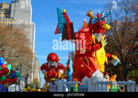 Tausende nahmen an der jährlichen Macy's Thanksgiving Day Parade 95th in New York City am 25. November 2021 Teil. Stockfoto