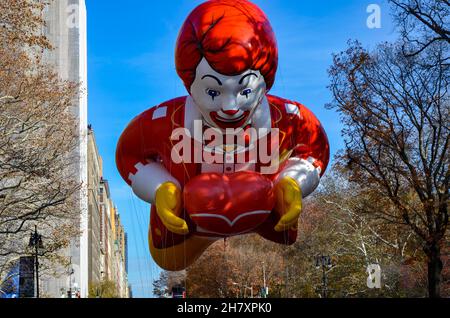 Tausende nahmen an der jährlichen Macy's Thanksgiving Day Parade 95th in New York City am 25. November 2021 Teil. Stockfoto