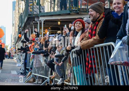 Tausende nahmen an der jährlichen Macy's Thanksgiving Day Parade 95th in New York City am 25. November 2021 Teil. Stockfoto