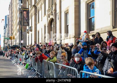 Tausende nahmen an der jährlichen Macy's Thanksgiving Day Parade 95th in New York City am 25. November 2021 Teil. Stockfoto