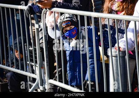 Tausende nahmen an der jährlichen Macy's Thanksgiving Day Parade 95th in New York City am 25. November 2021 Teil. Stockfoto