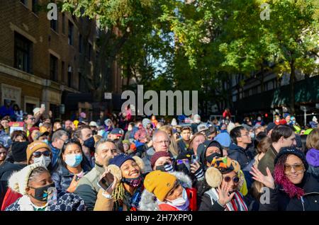 Tausende nahmen an der jährlichen Macy's Thanksgiving Day Parade 95th in New York City am 25. November 2021 Teil. Stockfoto