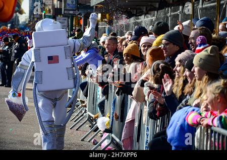 Tausende nahmen an der jährlichen Macy's Thanksgiving Day Parade 95th in New York City am 25. November 2021 Teil. Stockfoto