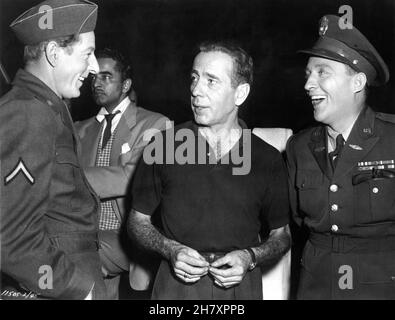 DANNY KAYE Set Visitor HUMPHREY BOGART und BING CROSBY am Set offen während der Dreharbeiten zu WHITE CHRISTMAS 1954 Regisseur MICHAEL CURTIZ Musik und Texte Irving Berlin Paramount Picturs Stockfoto