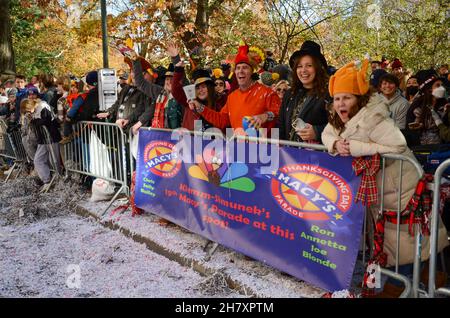 Tausende nahmen an der jährlichen Macy's Thanksgiving Day Parade 95th in New York City am 25. November 2021 Teil. Stockfoto