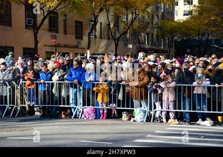 Tausende nahmen an der jährlichen Macy's Thanksgiving Day Parade 95th in New York City am 25. November 2021 Teil. Stockfoto
