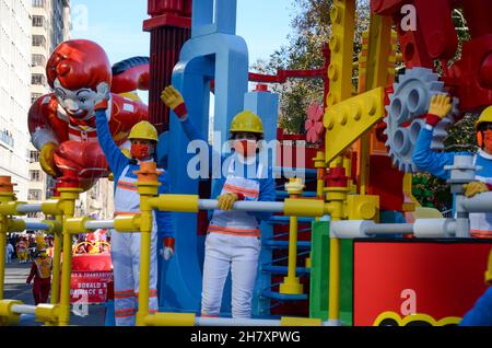 Tausende nahmen an der jährlichen Macy's Thanksgiving Day Parade 95th in New York City am 25. November 2021 Teil. Stockfoto