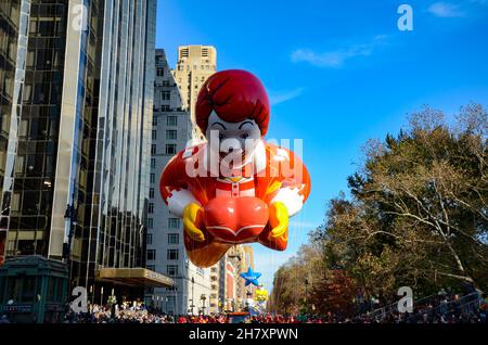 Tausende nahmen an der jährlichen Macy's Thanksgiving Day Parade 95th in New York City am 25. November 2021 Teil. Stockfoto