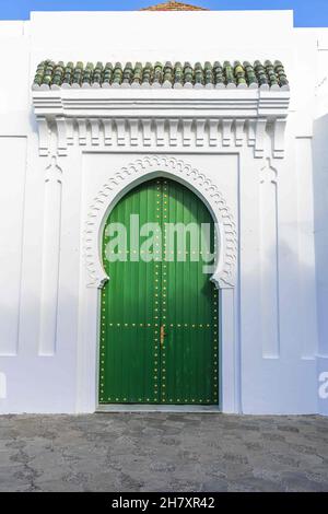 ASILAH, Medina, USA. 3rd. November 2021. Arabisch-orientalisch gestaltete Tür in Asilah, Marokko (Bildquelle: © Walter G Arce SR Grindstone Medi/ASP via ZUMA Press Wire) Stockfoto