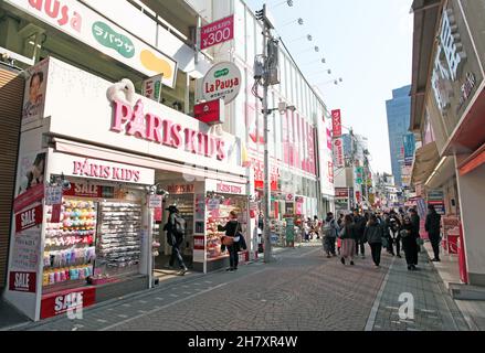 Takeshita Street oder Takeshita-dori, eine geschäftige Straße im Harajuku-Teil Tokyos in Japan, die lebendige und extreme Mode, Essen und mehr verkauft. Stockfoto