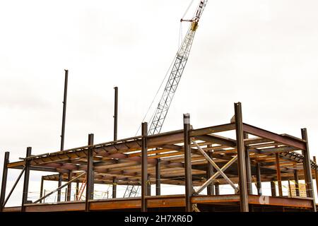 Ein mehrstöckiges Geschäftsgebäude mit Stahlrahmen befindet sich im Bau. Stockfoto