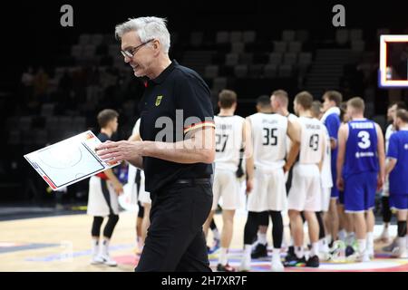 Nürnberg, Deutschland. 25th. November 2021. Basketball: WM-Qualifikation, Deutschland - Estland, Europa, 1st Runde, Gruppe D, Spieltag 1 in der KIA Metropol Arena. Trainer Gordie Herbert aus Deutschland verlässt das Gericht nach dem Schlusspfiff. Quelle: Daniel Karmann/dpa/Alamy Live News Stockfoto