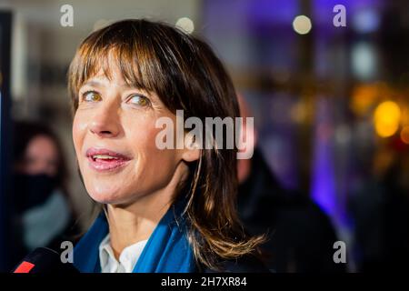 Berlin, Deutschland. 25th. November 2021. Sophie Marceau, Schauspielerin, kommt zur Premiere des Films „alles lief gut“ im Cinema Paris im Rahmen der französischen Filmwoche 21st. Quelle: Christoph Soeder/dpa/Alamy Live News Stockfoto