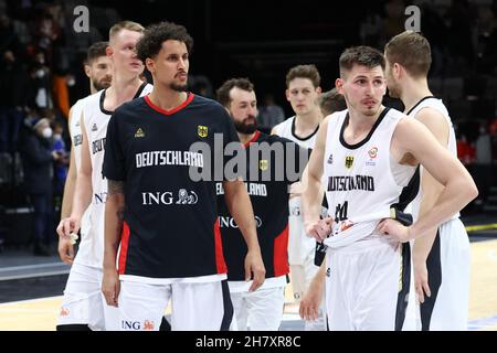 Nürnberg, Deutschland. 25th. November 2021. Basketball: WM-Qualifikation, Deutschland - Estland, Europa, 1st Runde, Gruppe D, Spieltag 1 in der KIA Metropol Arena. Die Spieler aus Deutschland stehen nach dem Schlusspfiff auf dem Platz. Quelle: Daniel Karmann/dpa/Alamy Live News Stockfoto