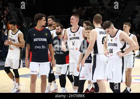 Nürnberg, Deutschland. 25th. November 2021. Basketball: WM-Qualifikation, Deutschland - Estland, Europa, 1st Runde, Gruppe D, Spieltag 1 in der KIA Metropol Arena. Die Spieler aus Deutschland stehen nach dem Schlusspfiff auf dem Platz. Quelle: Daniel Karmann/dpa/Alamy Live News Stockfoto