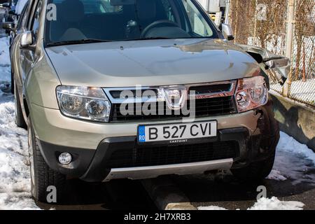 Beschädigte Auto Detail auf crushed Auto, zerstörte Fahrzeug. Zerquetschtes Metall und Kunststoff nach einem Verkehrsunfall in Bukarest, Rumänien, 2021 Stockfoto