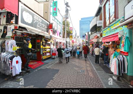 Takeshita Street oder Takeshita-dori, eine geschäftige Straße im Harajuku-Teil Tokyos in Japan, die lebendige und extreme Mode, Essen und mehr verkauft. Stockfoto