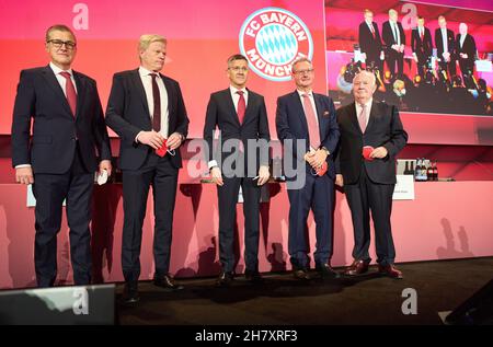 Jan-Christian Dreesen , geschäftsführender Finanzdirektor FCB Oliver KAHN, FCB-CEO, Vorsitzender der FC Bayern München AG, Herbert HAINER, FCB-Präsident und Ex-CEO Adidas, Ehefrau Angelika, Prof. Dr. Dieter Mayer 2. Vize Präsident des FC Bayern München e.V. Walter MENNEKES, Unternehmer, Vizepräsident des FC Bayern, spricht auf der Jahreshauptversammlung des FC BAYERN MÜNCHEN im Audi Dome München, 25. November 2021, Saison 2021/2022, Fotograf: Peter Schatz Stockfoto