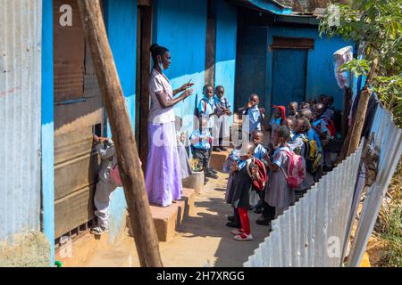 Nairobi, Kenia. 25th. November 2021. Eine Lehrerin spielt mit Kindern während des internationalen Tages für die Beseitigung der Gewalt gegen Frauen in den Slums von Kibera.die meisten Frauen verstecken sich in Stille und Schmerz hinter Türen, um nicht bemerkt zu werden, und kämpfen und fürchten, ihre Häuser zu verlieren, ohne dass sich jemand oder nichts wenden kann. Wie heute die internationale 16-Tage-Kampagne in 30 Jahren markiert, ist es auch einer der besonderen Tage für die meisten Frauen, die körperlich, psychisch und sexuell verletzt wurden, gehört zu werden, während wir helfen, Gewalt gegen Frauen zu beseitigen. Kredit: SOPA Images Limited/Alamy Live Nachrichten Stockfoto