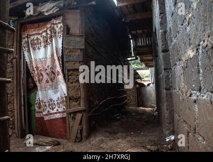 Nairobi, Kenia. 25th. November 2021. Ein junges Mädchen wird an der Tür mit dem Vorhang gesehen, Während des internationalen Tages zur Beseitigung der Gewalt gegen Frauen in den Slums von Kibera verstecken sich die meisten Frauen vor den Türen in Stille und Schmerz, um nicht bemerkt zu werden, und kämpfen und fürchten, ihre Häuser zu verlieren, an die sich niemand oder nichts wenden kann. Wie heute die internationale 16-Tage-Kampagne in 30 Jahren markiert, ist es auch einer der besonderen Tage für die meisten Frauen, die körperlich, psychisch und sexuell verletzt wurden, gehört zu werden, während wir helfen, Gewalt gegen Frauen zu beseitigen. Kredit: SOPA Images Limited/Ala Stockfoto