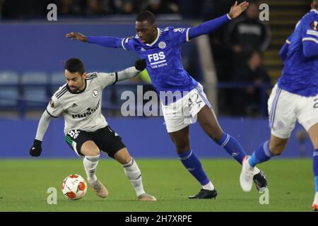 Leicester, Großbritannien. 25th. November 2021. Legia Warsaw Mittelfeldspieler Luquinhas (82) kämpft am 25. November 2021 im King Power Stadium, Leicester, England, um den Ball mit dem Leicester City Mittelfeldspieler Boubakary Soumaré (42) während des UEFA Europa League Gruppenbühnenkämpfs zwischen Leicester City und Legia Warschau. Foto von Jurek Biegus. Nur zur redaktionellen Verwendung, Lizenz für kommerzielle Nutzung erforderlich. Keine Verwendung bei Wetten, Spielen oder Veröffentlichungen einzelner Clubs/Vereine/Spieler. Kredit: UK Sports Pics Ltd/Alamy Live Nachrichten Stockfoto