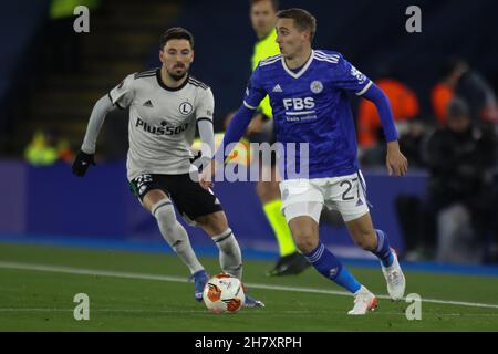 Leicester, Großbritannien. 25th. November 2021. Leicester City-Verteidiger Timoty Castagne (27) auf dem Ball, während der Legia Warsaw-Verteidiger Filip Mladenovic (25) während des UEFA Europa League-Gruppenbühnekampfes zwischen Leicester City und Legia Warsaw am 25. November 2021 im King Power Stadium, Leicester, England, zuschaut. Foto von Jurek Biegus. Nur zur redaktionellen Verwendung, Lizenz für kommerzielle Nutzung erforderlich. Keine Verwendung bei Wetten, Spielen oder Veröffentlichungen einzelner Clubs/Vereine/Spieler. Kredit: UK Sports Pics Ltd/Alamy Live Nachrichten Stockfoto