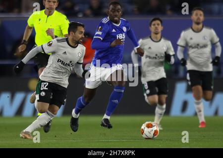 Leicester, Großbritannien. 25th. November 2021. Legia Warsaw Mittelfeldspieler Luquinhas (82) kämpft am 25. November 2021 im King Power Stadium, Leicester, England, um den Ball mit dem Leicester City Mittelfeldspieler Boubakary Soumaré (42) während des UEFA Europa League Gruppenbühnenkämpfs zwischen Leicester City und Legia Warschau. Foto von Jurek Biegus. Nur zur redaktionellen Verwendung, Lizenz für kommerzielle Nutzung erforderlich. Keine Verwendung bei Wetten, Spielen oder Veröffentlichungen einzelner Clubs/Vereine/Spieler. Kredit: UK Sports Pics Ltd/Alamy Live Nachrichten Stockfoto