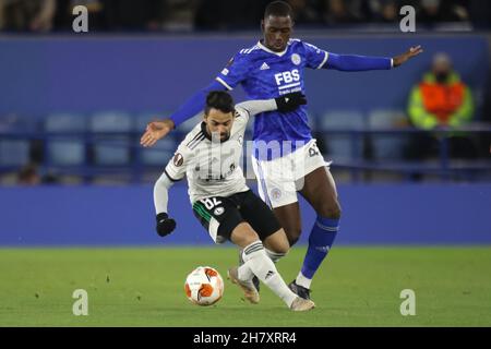 Leicester, Großbritannien. 25th. November 2021. Legia Warsaw Mittelfeldspieler Luquinhas (82) kämpft am 25. November 2021 im King Power Stadium, Leicester, England, um den Ball mit dem Leicester City Mittelfeldspieler Boubakary Soumaré (42) während des UEFA Europa League Gruppenbühnenkämpfs zwischen Leicester City und Legia Warschau. Foto von Jurek Biegus. Nur zur redaktionellen Verwendung, Lizenz für kommerzielle Nutzung erforderlich. Keine Verwendung bei Wetten, Spielen oder Veröffentlichungen einzelner Clubs/Vereine/Spieler. Kredit: UK Sports Pics Ltd/Alamy Live Nachrichten Stockfoto