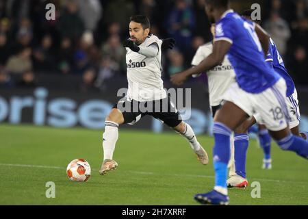 Leicester, Großbritannien. 25th. November 2021. Legia Warsaw Mittelfeldspieler Luquinhas (82) kämpft am 25. November 2021 im King Power Stadium, Leicester, England, um den Ball mit dem Leicester City Mittelfeldspieler Boubakary Soumaré (42) während des UEFA Europa League Gruppenbühnenkämpfs zwischen Leicester City und Legia Warschau. Foto von Jurek Biegus. Nur zur redaktionellen Verwendung, Lizenz für kommerzielle Nutzung erforderlich. Keine Verwendung bei Wetten, Spielen oder Veröffentlichungen einzelner Clubs/Vereine/Spieler. Kredit: UK Sports Pics Ltd/Alamy Live Nachrichten Stockfoto