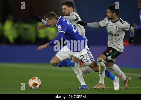 Leicester, Großbritannien. 25th. November 2021. Legia Warsaw Mittelfeldspieler Luquinhas (82) fouls Leicester City Defender Timoty Castagne (27) während des UEFA Europa League Gruppenbühnentauches zwischen Leicester City und Legia Warsaw im King Power Stadium, Leicester, England am 25. November 2021. Foto von Jurek Biegus. Nur zur redaktionellen Verwendung, Lizenz für kommerzielle Nutzung erforderlich. Keine Verwendung bei Wetten, Spielen oder Veröffentlichungen einzelner Clubs/Vereine/Spieler. Kredit: UK Sports Pics Ltd/Alamy Live Nachrichten Stockfoto