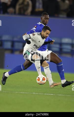 Leicester, Großbritannien. 25th. November 2021. Legia Warsaw Mittelfeldspieler Luquinhas (82) kämpft am 25. November 2021 im King Power Stadium, Leicester, England, um den Ball mit dem Leicester City Mittelfeldspieler Boubakary Soumaré (42) während des UEFA Europa League Gruppenbühnenkämpfs zwischen Leicester City und Legia Warschau. Foto von Jurek Biegus. Nur zur redaktionellen Verwendung, Lizenz für kommerzielle Nutzung erforderlich. Keine Verwendung bei Wetten, Spielen oder Veröffentlichungen einzelner Clubs/Vereine/Spieler. Kredit: UK Sports Pics Ltd/Alamy Live Nachrichten Stockfoto