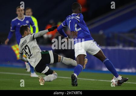 Leicester, Großbritannien. 25th. November 2021. Legia Warsaw Mittelfeldspieler Luquinhas (82) kämpft am 25. November 2021 im King Power Stadium, Leicester, England, um den Ball mit dem Leicester City Mittelfeldspieler Boubakary Soumaré (42) während des UEFA Europa League Gruppenbühnenkämpfs zwischen Leicester City und Legia Warschau. Foto von Jurek Biegus. Nur zur redaktionellen Verwendung, Lizenz für kommerzielle Nutzung erforderlich. Keine Verwendung bei Wetten, Spielen oder Veröffentlichungen einzelner Clubs/Vereine/Spieler. Kredit: UK Sports Pics Ltd/Alamy Live Nachrichten Stockfoto