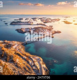 Luftaufnahme von schönen Bergen, kleinen Inseln im Meer Stockfoto