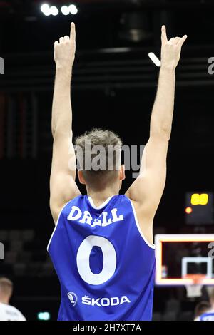 Nürnberg, Deutschland. 25th. November 2021. Basketball: WM-Qualifikation, Deutschland - Estland, Europa, 1st Runde, Gruppe D, Spieltag 1 in der KIA Metropol Arena. Henri Drell aus Estland feiert den Sieg seines Teams nach dem Schlusspfiff. Quelle: Daniel Karmann/dpa/Alamy Live News Stockfoto