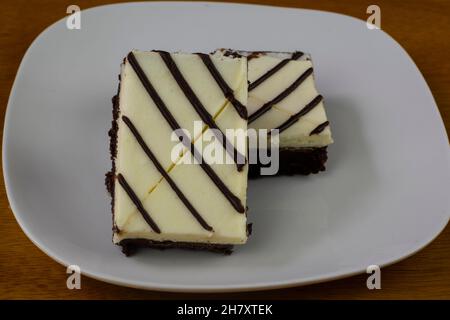 Zwei Frischkäse-Brownies liegen übereinander Stockfoto