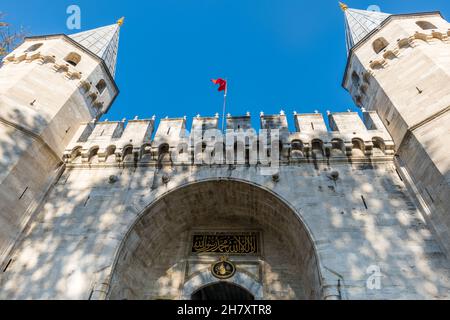 Istanbul, Türkei - 2021. November: Eingangstor des Topkapi-Palastes, das Tor zur Begrüßung. Der Topkapi-Palast ist ein berühmtes Wahrzeichen Istanbuls Stockfoto