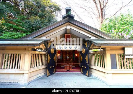 Der Togo-Schrein in der Nähe der Takeshita-Straße in Harajuku, Jingjumae in Tokyos Shibuya-Stadt, Japan. Stockfoto