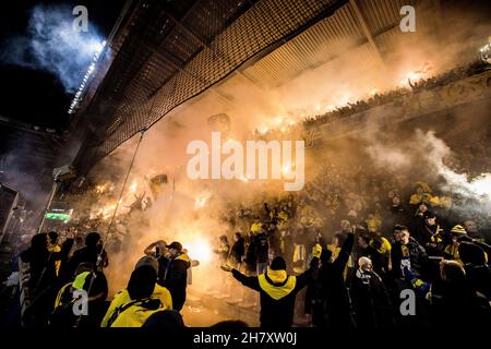 Broendby, Dänemark. 25th. November 2021. Fußballfans von Broendby, DIE WÄHREND des UEFA Europa League-Spiels zwischen Broendby IF und Lyon im Broendby-Stadion in Broendby gesehen werden. (Foto: Gonzales Photo/Alamy Live News Stockfoto