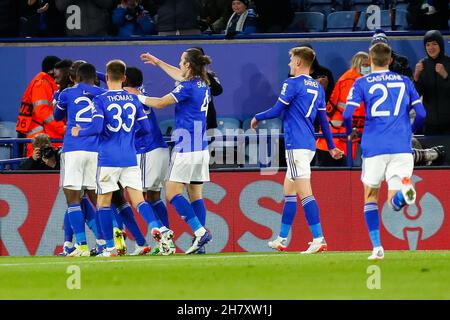 Leicester, Großbritannien. 25th. November 2021. 25th. November 2021; King Power Stadium, Leicester, Leicestershire, England; Europa League Football Leicester City gegen Legia Warsaw; Spieler von Leicester City feiern Wilfred Ndidi &#X2019;s Tor nach 33 Minuten (3-1) Credit: Action Plus Sports Images/Alamy Live News Stockfoto