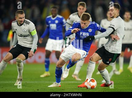 Harvey Barnes von Leicester City und Mateusz Wieteska von Legia Warsaw (rechts) kämpfen während des UEFA Europa League-Spiels der Gruppe C im King Power Stadium in Leicester um den Ball. Bilddatum: Donnerstag, 25. November 2021. Stockfoto