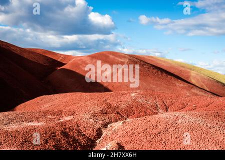 Rote Tonhügel an der bemalten Bucht von John Day Nationaldenkmal Stockfoto